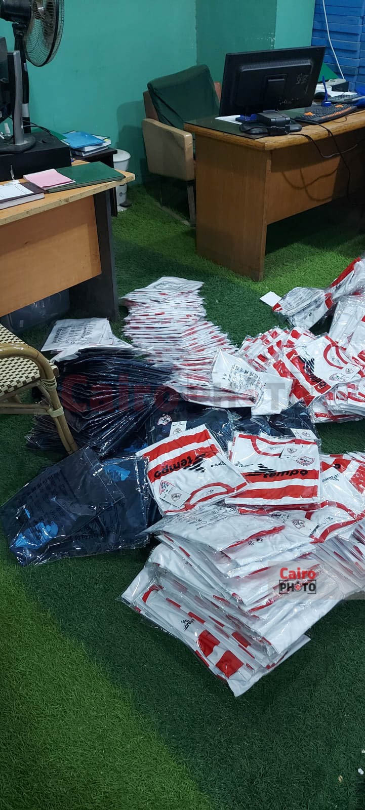 العتال يسلم الدفعة الثانية من ملابس قطاعي الطائرة واليد (17)