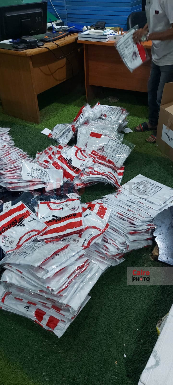 العتال يسلم الدفعة الثانية من ملابس قطاعي الطائرة واليد (18)