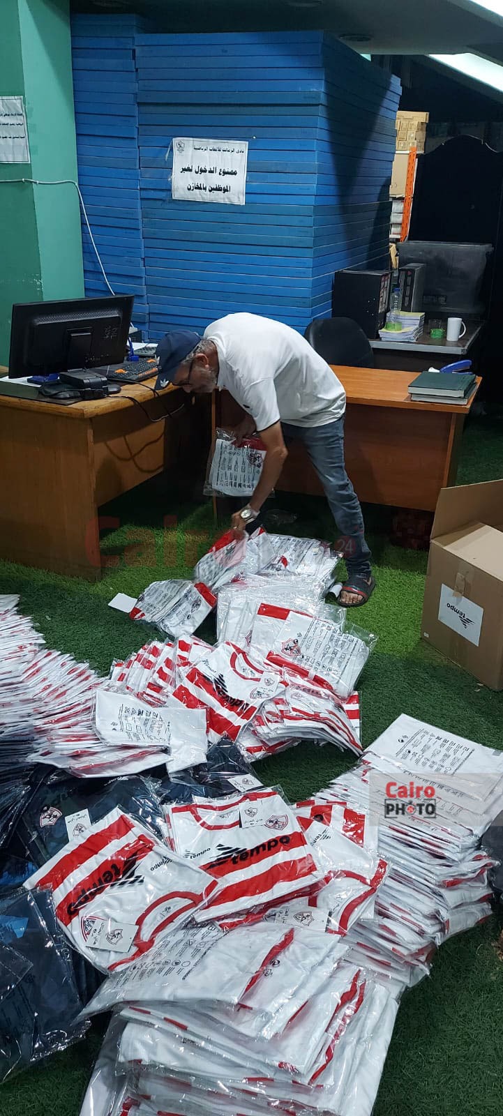 العتال يسلم الدفعة الثانية من ملابس قطاعي الطائرة واليد (19)