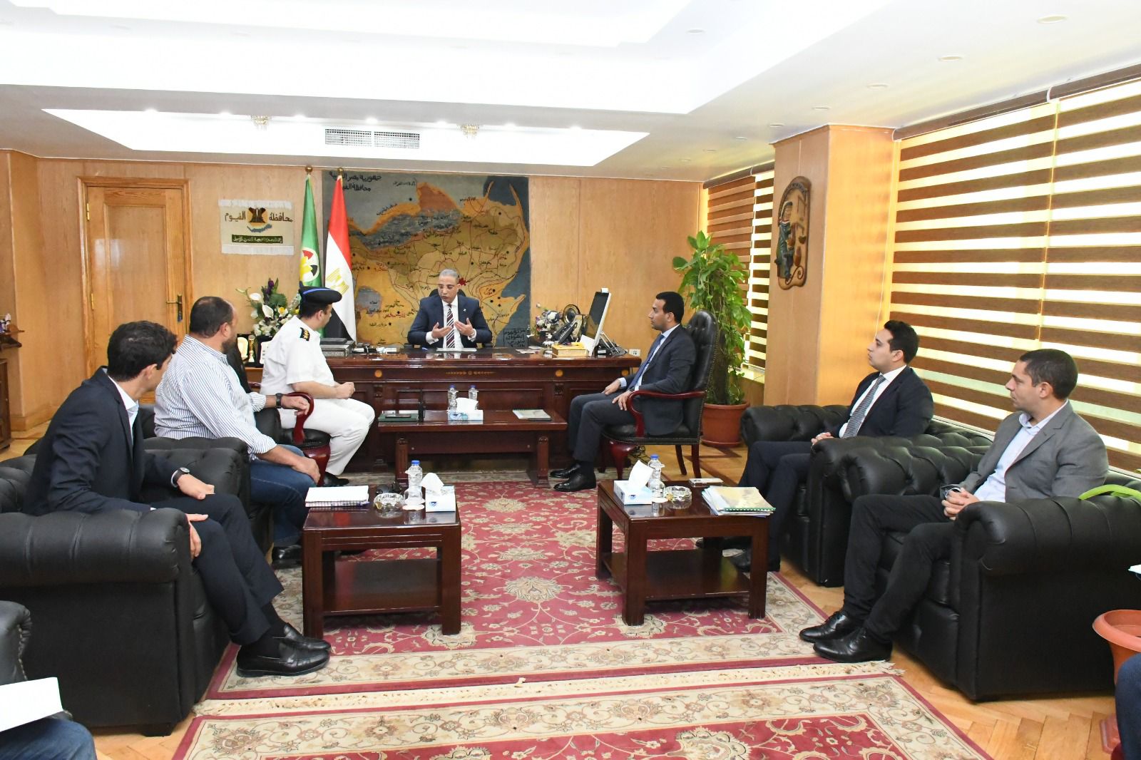 محافظ الفيوم يناقش استعدادات استضافة ماراثون الرمال الدولي