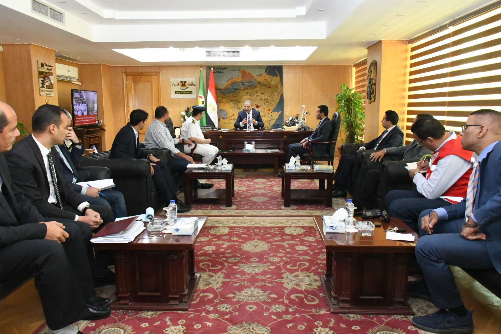 محافظ الفيوم يناقش استعدادات استضافة ماراثون الرمال الدولي