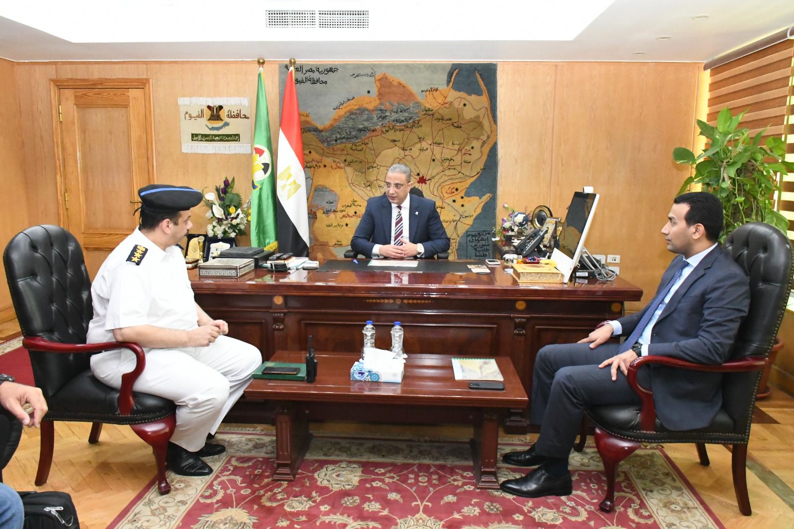 محافظ الفيوم يناقش استعدادات استضافة ماراثون الرمال الدولي