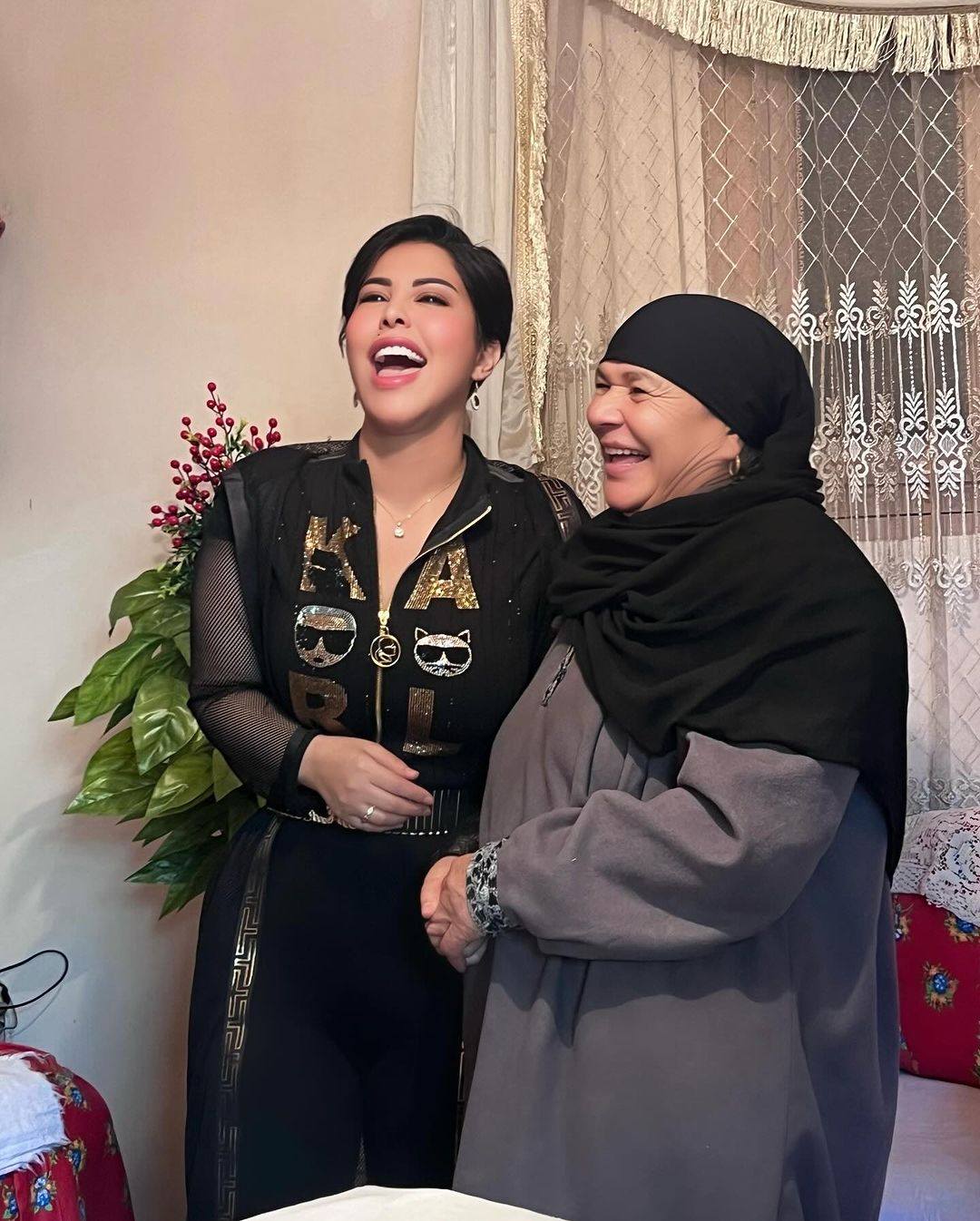 شمس الكويتية مع الحاجة سميحة 01