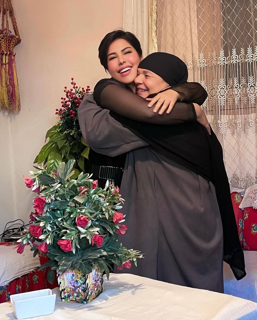 شمس الكويتية مع الحاجة سميحة 02