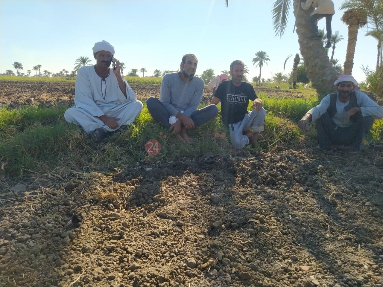 مزارعو عزبة رحيل بالفيوم 