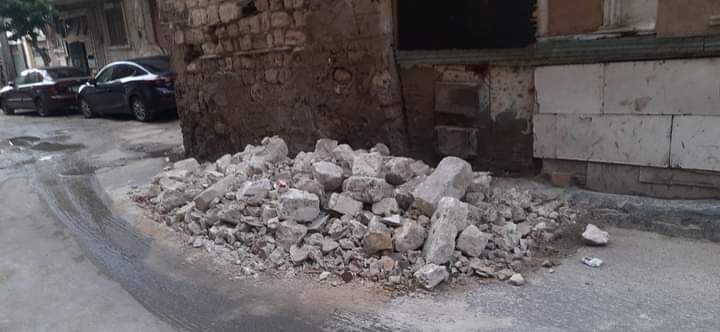 إزالة الأجزاء الخطرة بعقار في الإسكندرية