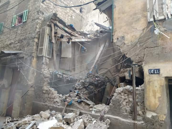 إزالة الأجزاء الخطرة بعقار في الإسكندرية