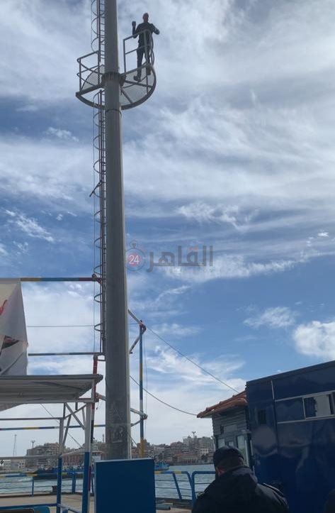 شخص يحاول إنهاء حياته من أعلي برج مراقبة ببورسعيد 3