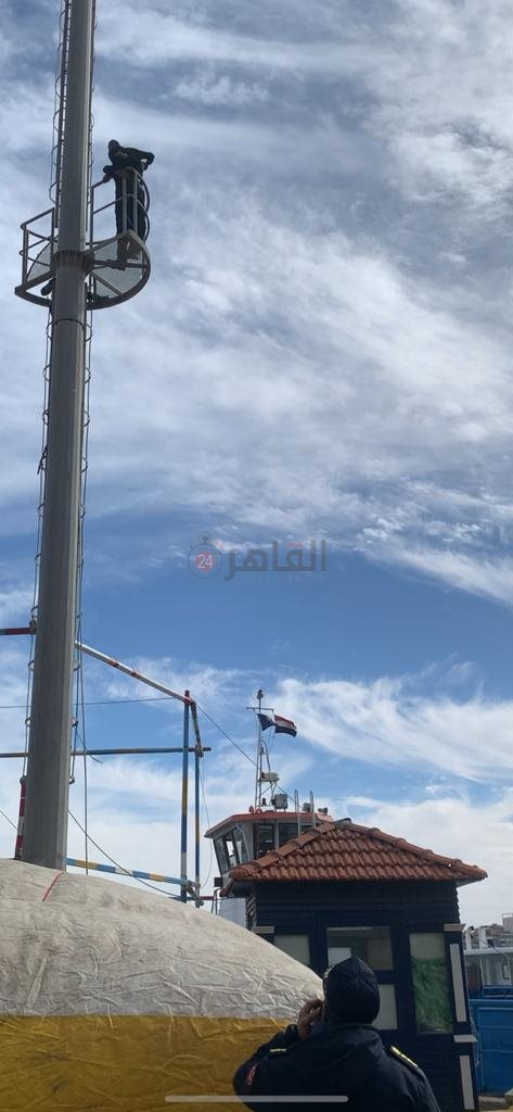 شخص يحاول إنهاء حياته من أعلي برج مراقبة ببورسعيد 5