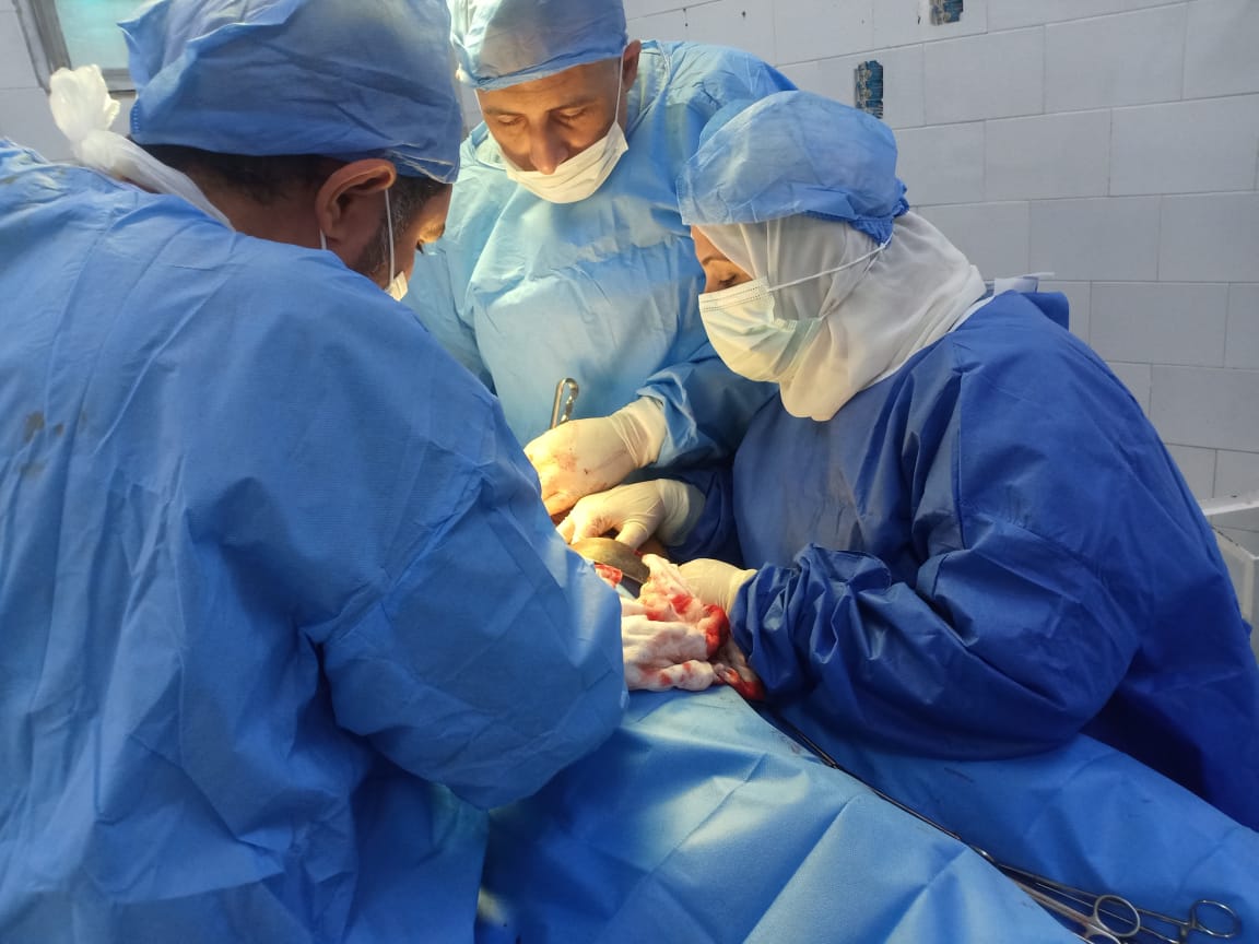 الفريق الطبي أثناء الجراحة