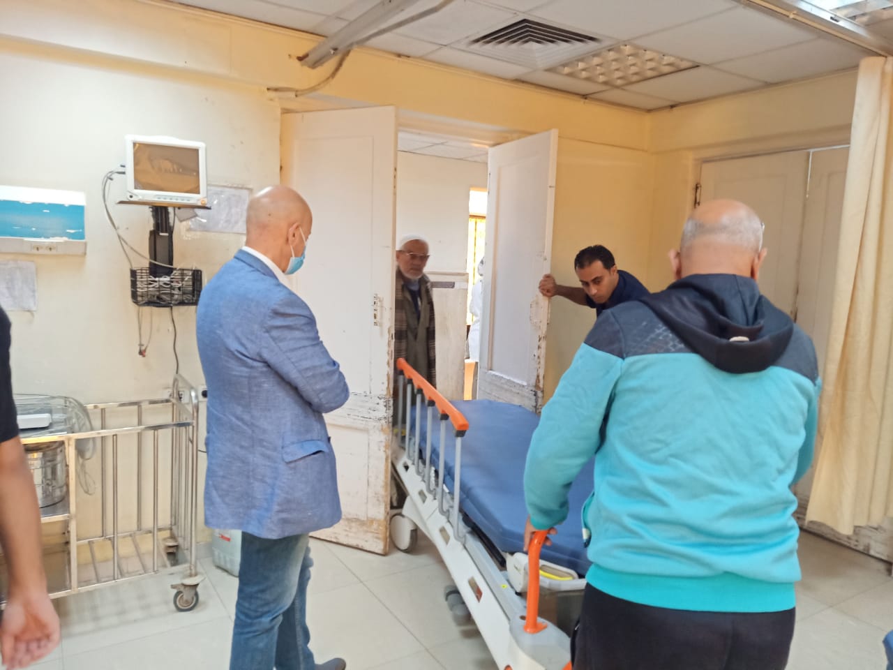 وكيل وزارة الصحة خلال تفقد مستشفى بلبيس المركزي 04