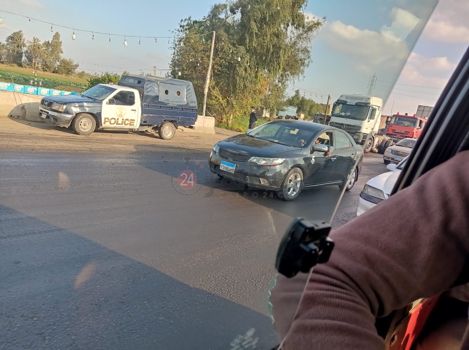 انقلاب سيارة محملة بالزيت أعلى طريق مصر - إسكندرية الزراعي