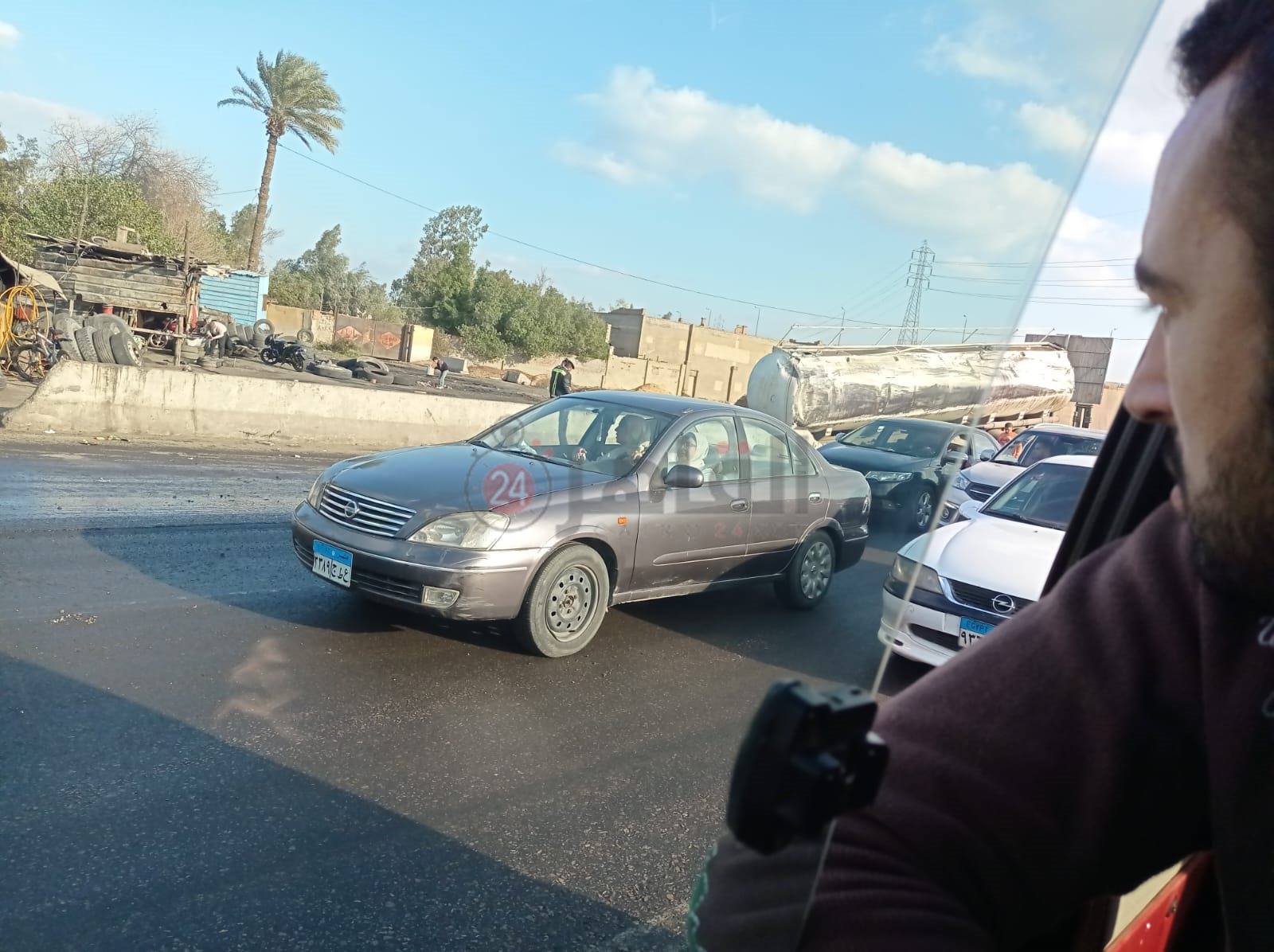 انقلاب سيارة محملة بالزيت أعلى طريق مصر - إسكندرية الزراعي