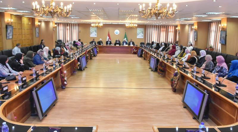 اجتماع محافظ الشرقية بالرائدات الريفيات 06