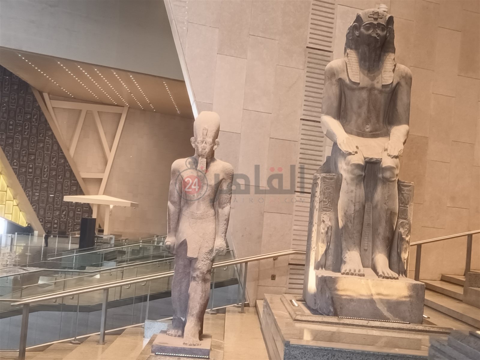 القطع الأثرية على الدرج العظيم بالمتحف المصري الكبير  (2)