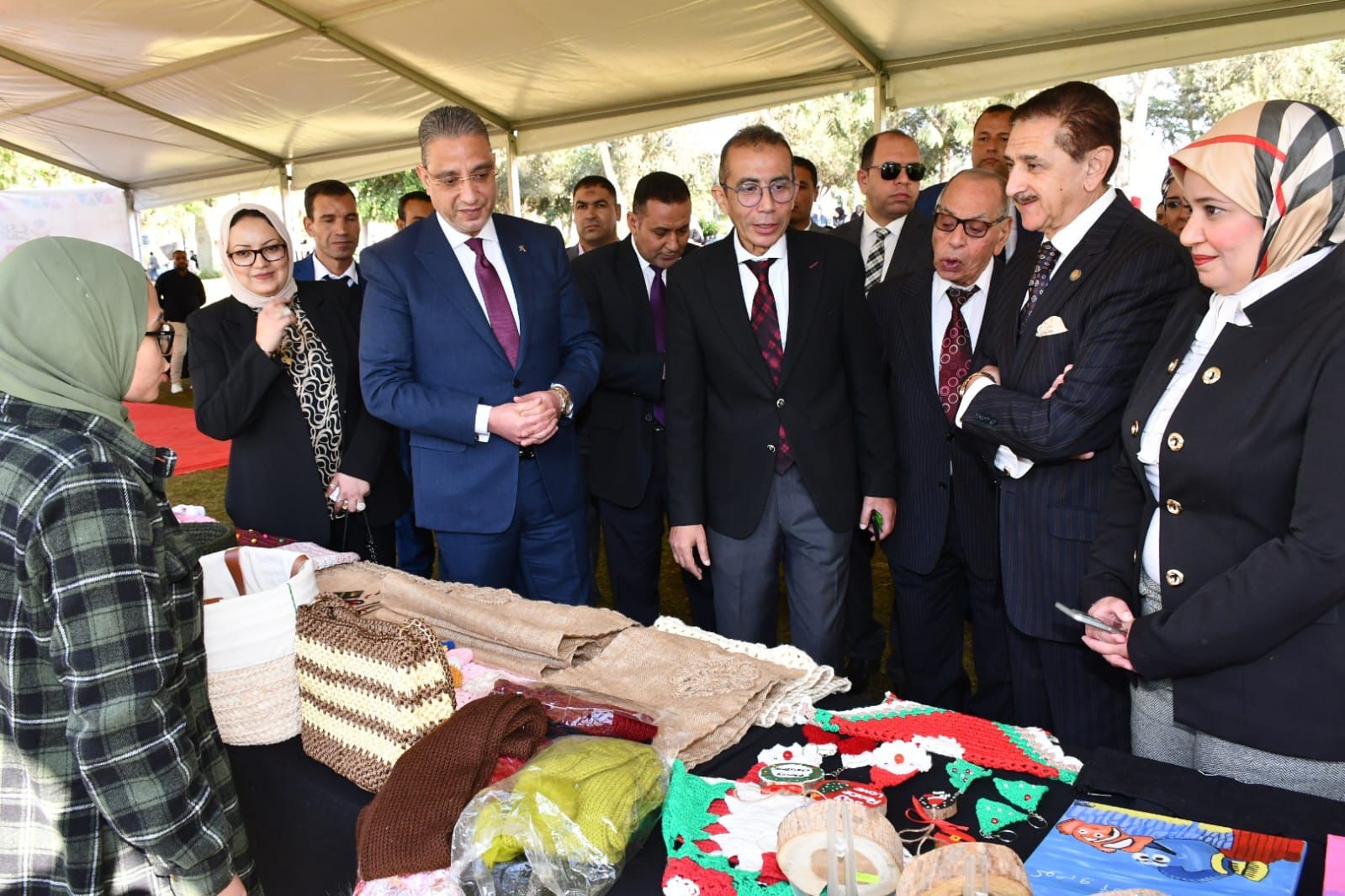 محافظ الفيوم ورئيس جامعة مصر للعلوم والتكنولوجيا يفتتحان معرض أيادي مصر