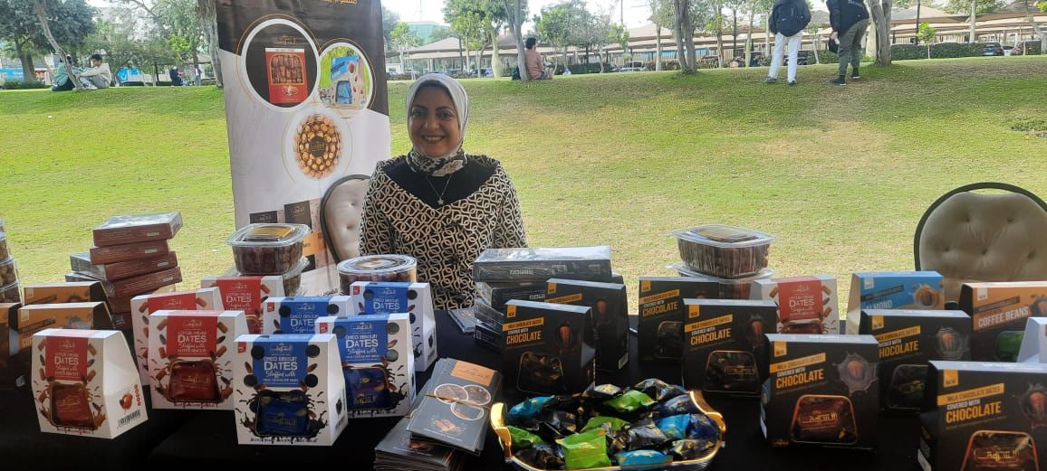 محافظ الفيوم ورئيس جامعة مصر للعلوم والتكنولوجيا يفتتحان معرض أيادي مصر