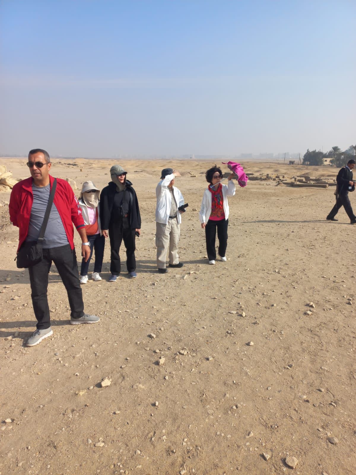 أفواج سياحية من أمريكا وسنغافورة تزور هرم هوارة بالفيوم