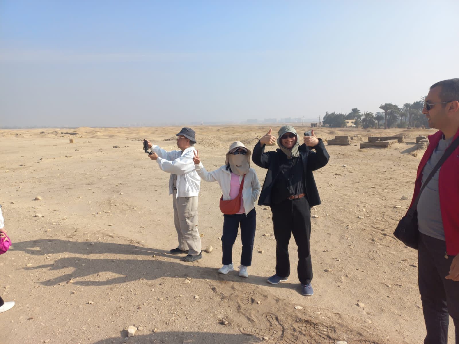 أفواج سياحية من أمريكا وسنغافورة تزور هرم هوارة بالفيوم