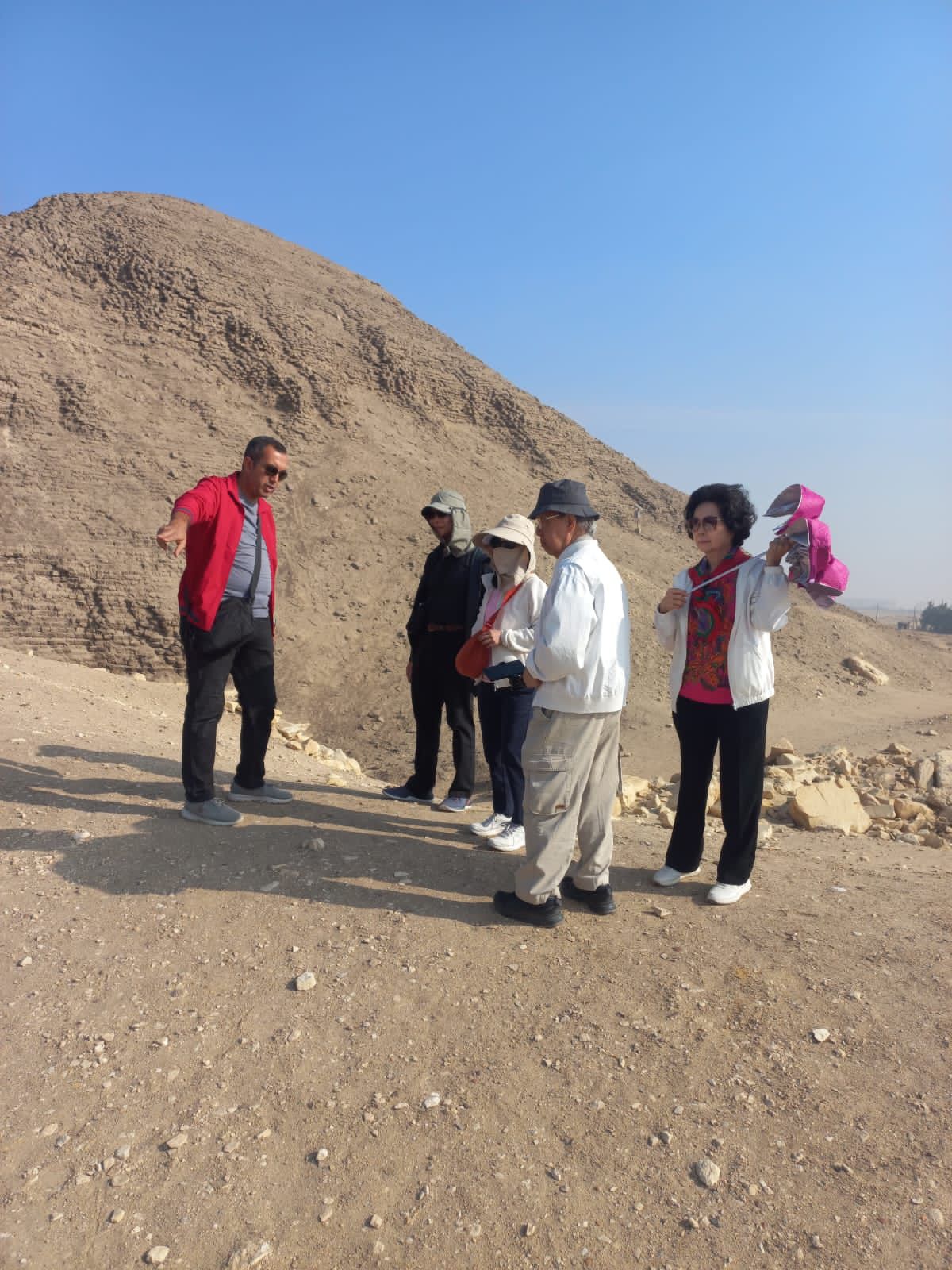 أفواج سياحية من أمريكا وسنغافورة تزور هرم هوارة بالفيوم