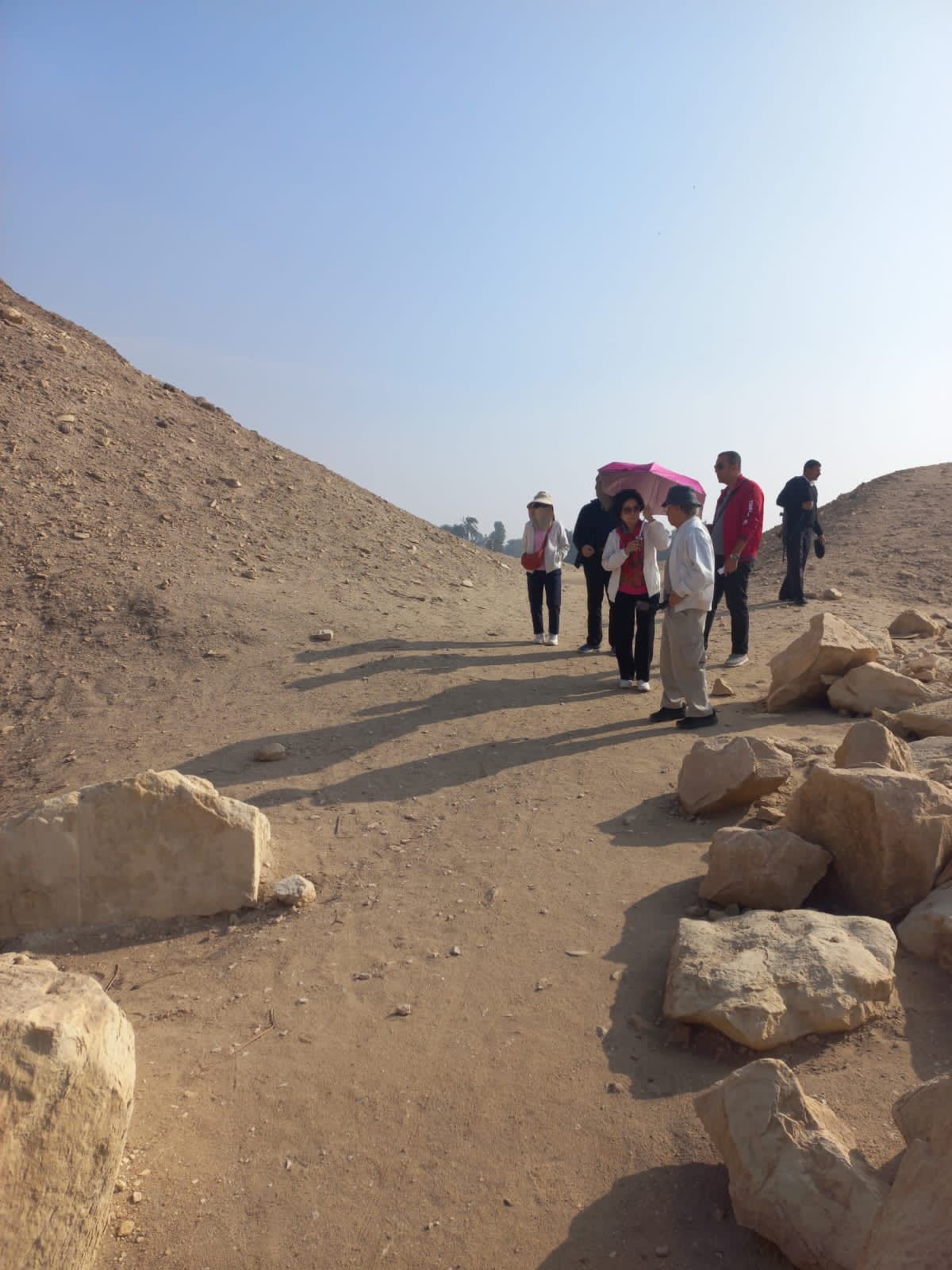 أفواج سياحية من أمريكا وسنغافورة تزور هرم هوارة بالفيوم