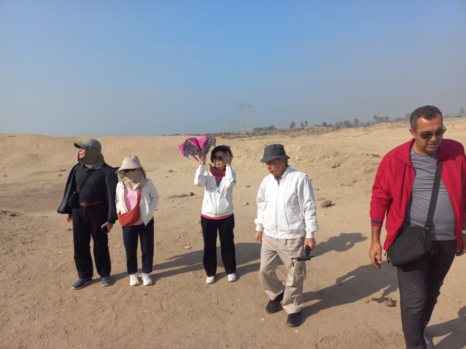 أفواج سياحية من أمريكا وسنغافورة تزور هرم هوارة بالفيوم