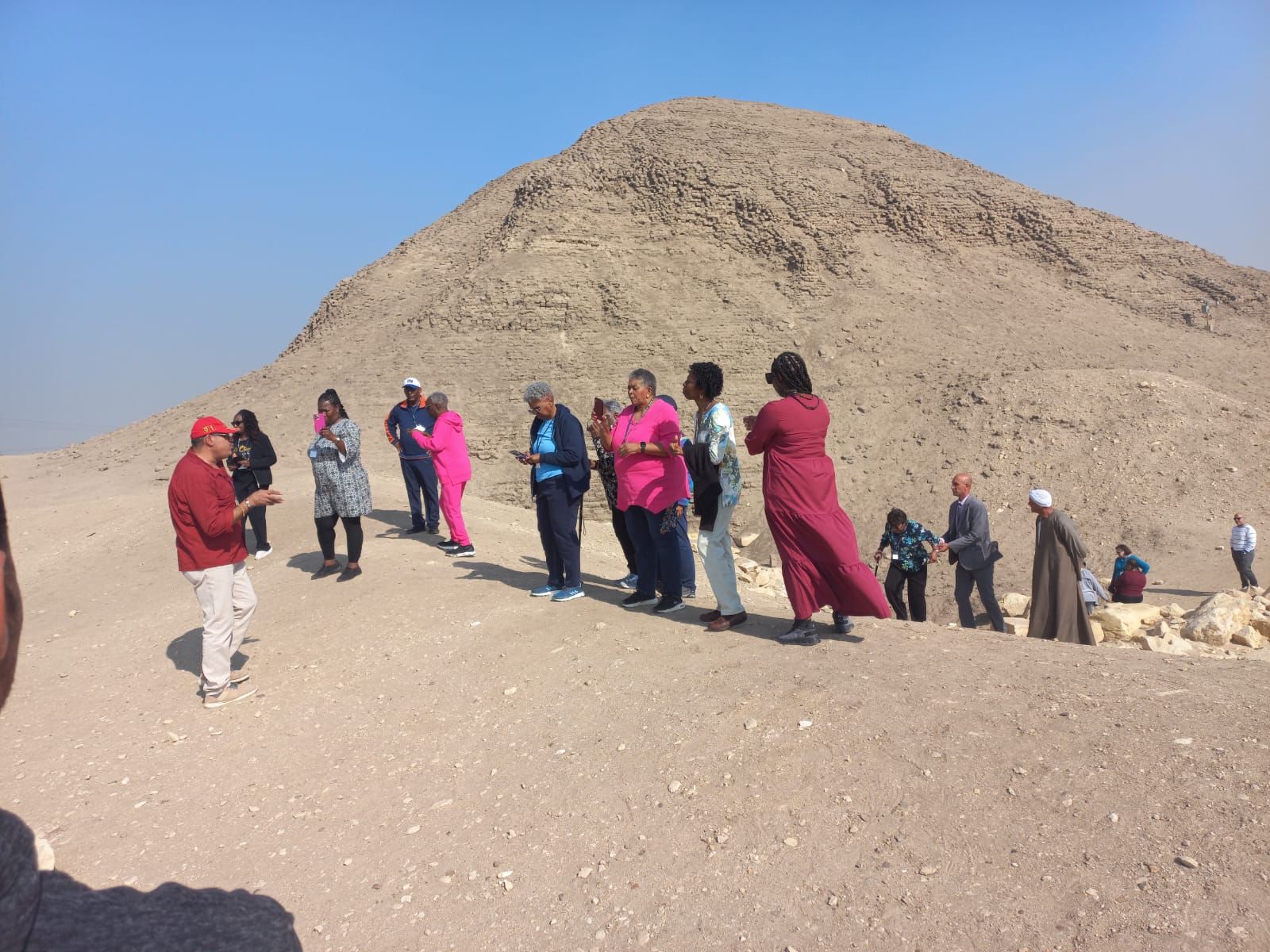 أفواج سياحية من أمريكا وسنغافورة تزور هرم هوارة بالفيوم