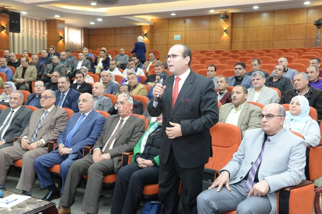 محافظ الدقهلية خلال اجتماعه بالمجلس التنفيذي