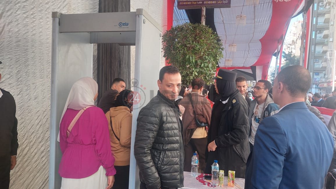 انتشار الشرطة النسائية لمساعدة السيدات المسنات في الإدلاء بأصواتهن بالدقهلية