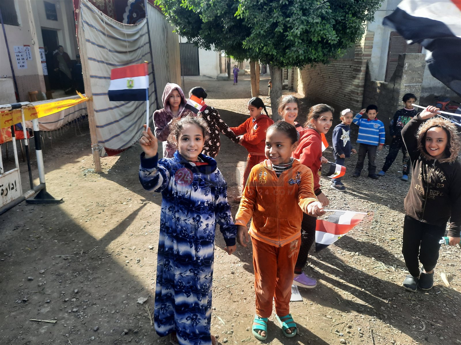 أطفال المنيا يرقصون على الأغاني الوطنية أمام اللجان