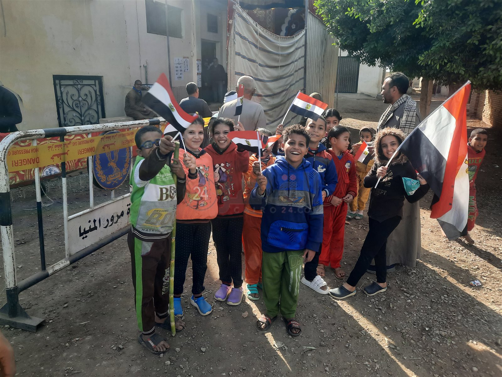 أطفال المنيا يرقصون على الأغاني الوطنية أمام اللجان