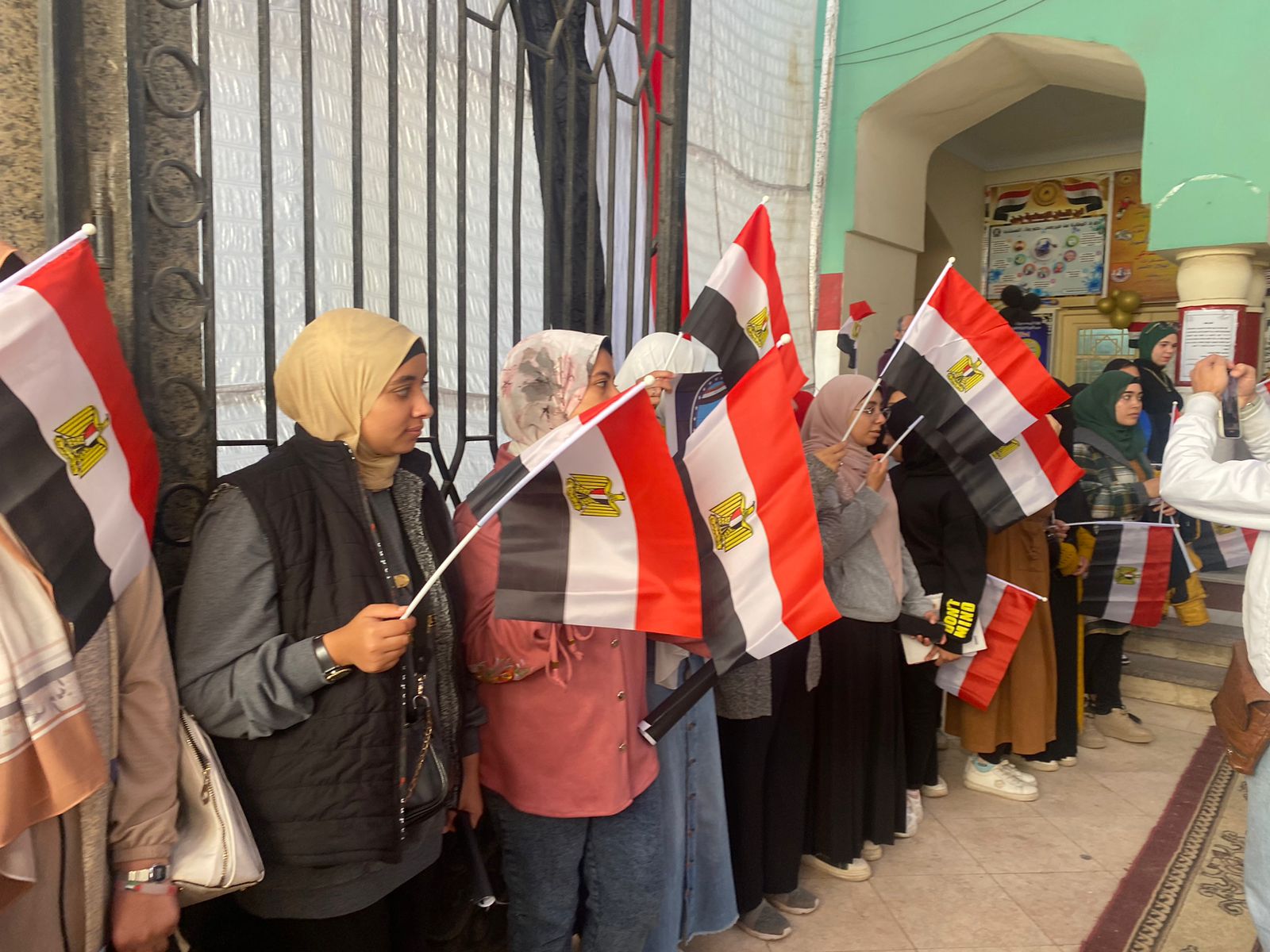 ممرات شرفية للناخبين أمام اللجان بالدقهلية (5)