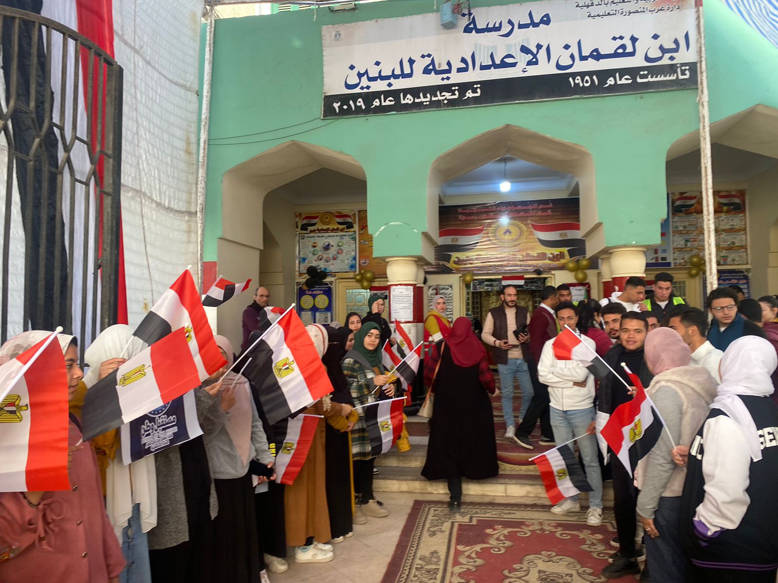 ممرات شرفية للناخبين أمام اللجان بالدقهلية (1)