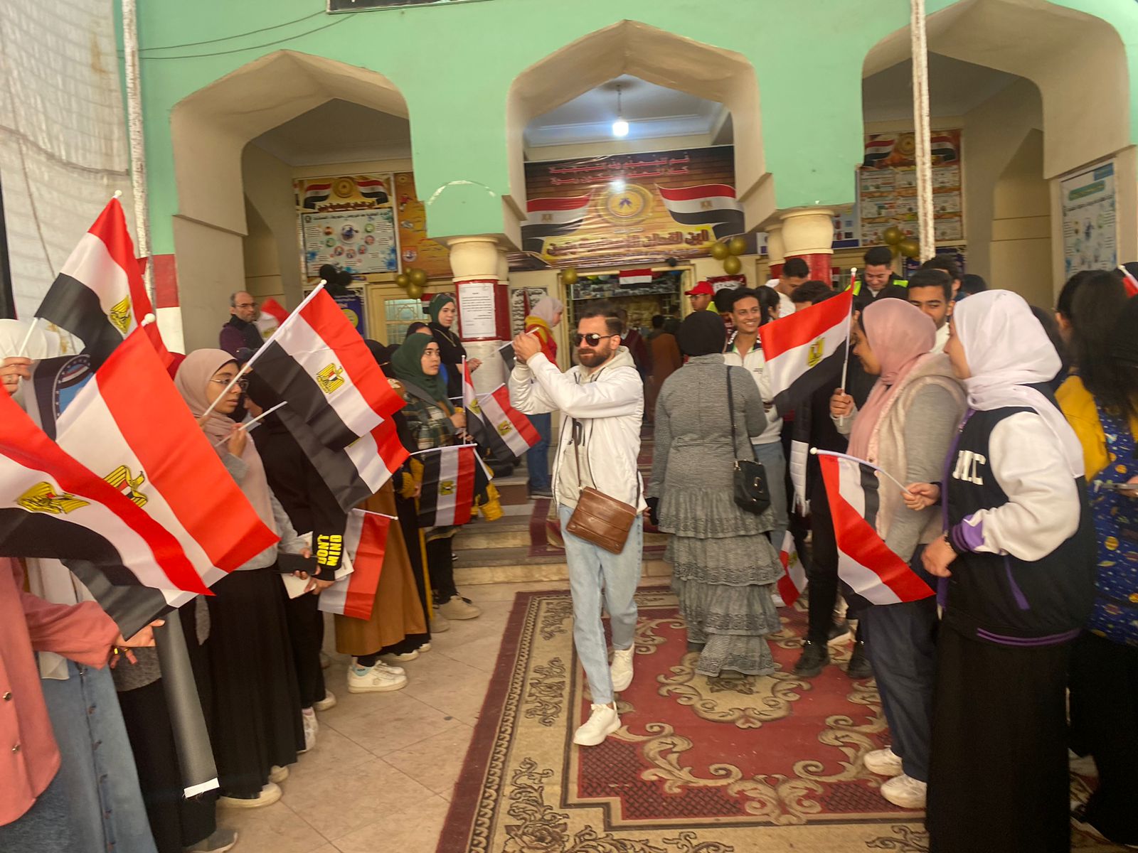 ممرات شرفية للناخبين أمام اللجان بالدقهلية (2)