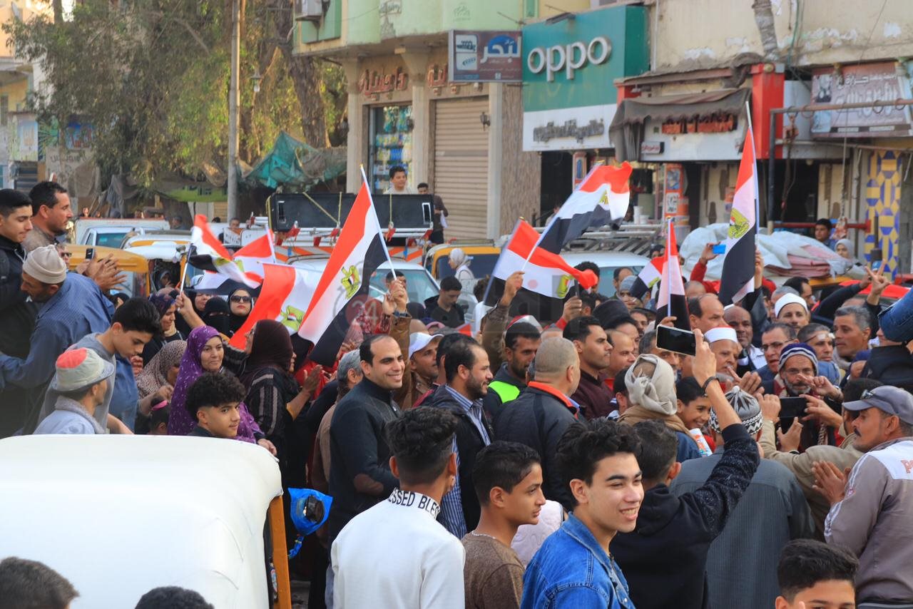 مسيرة بالأعلام تجوب شوارع بني عبيد