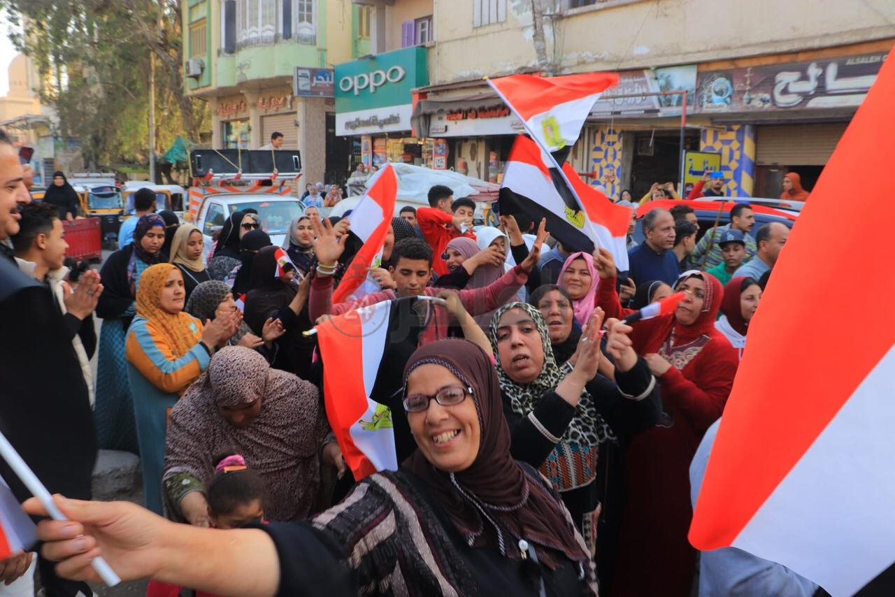 مسيرة بالأعلام تجوب شوارع بني عبيد