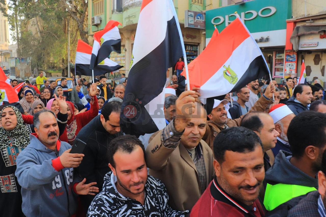 مسيرة بالأعلام تجوب شوارع بني عبيد