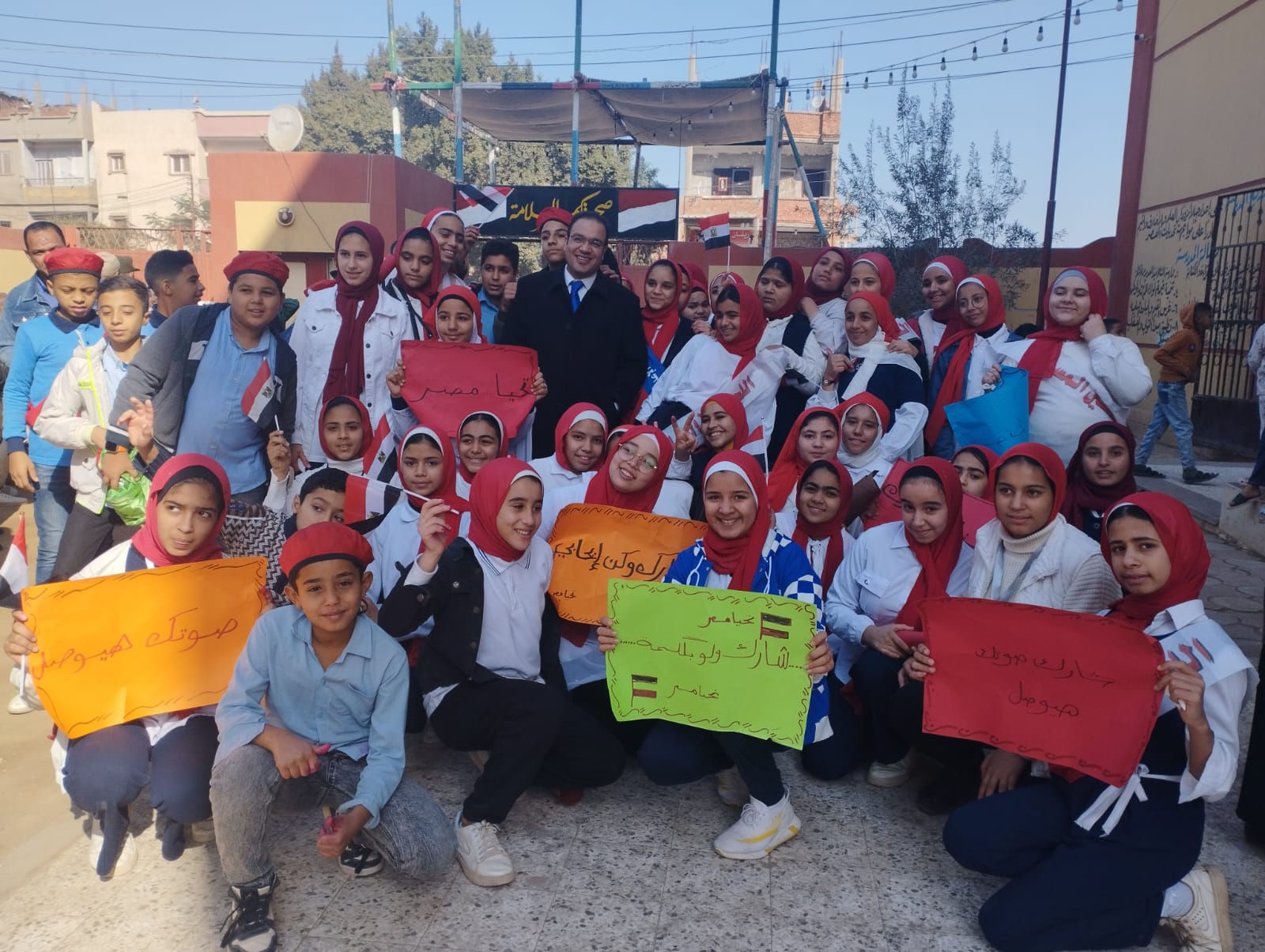 الطلاب مع رئيس اللجنة 02