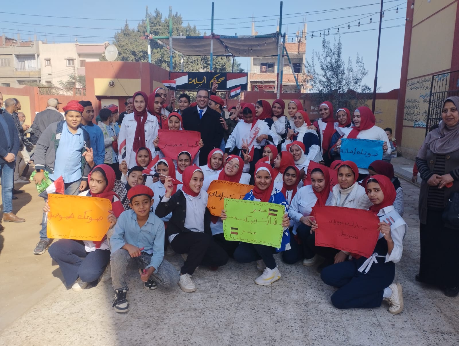 الطلاب مع رئيس اللجنة 03