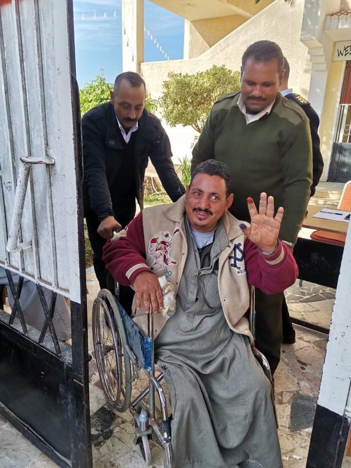 إقبال ذوي الهمم وكبار السن على الإدلاء بأصواتهم في الدقهلية