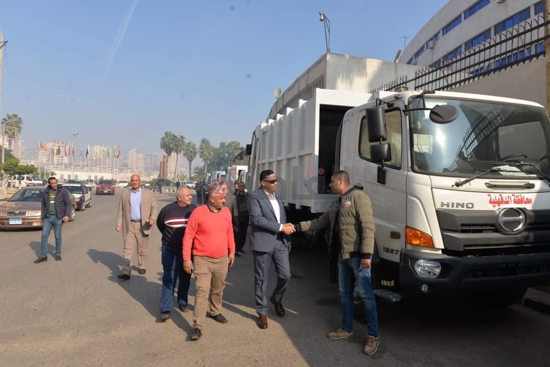 محافظ الدقهلية يتسلم الدفعة الثانية من معدات النظافة الجديدة