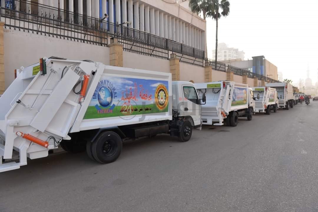 محافظ الدقهلية يتسلم الدفعة الثانية من معدات النظافة الجديدة