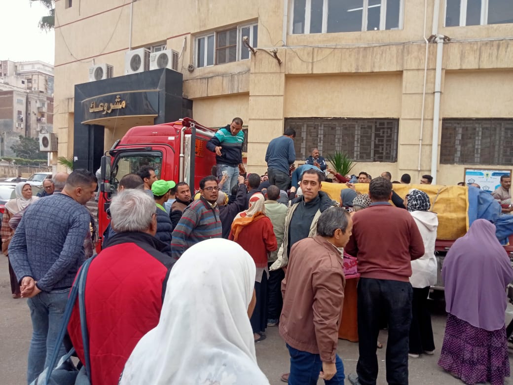 سيارات تموينية لبيع السكر ب27 جنيه بالإسكندرية١