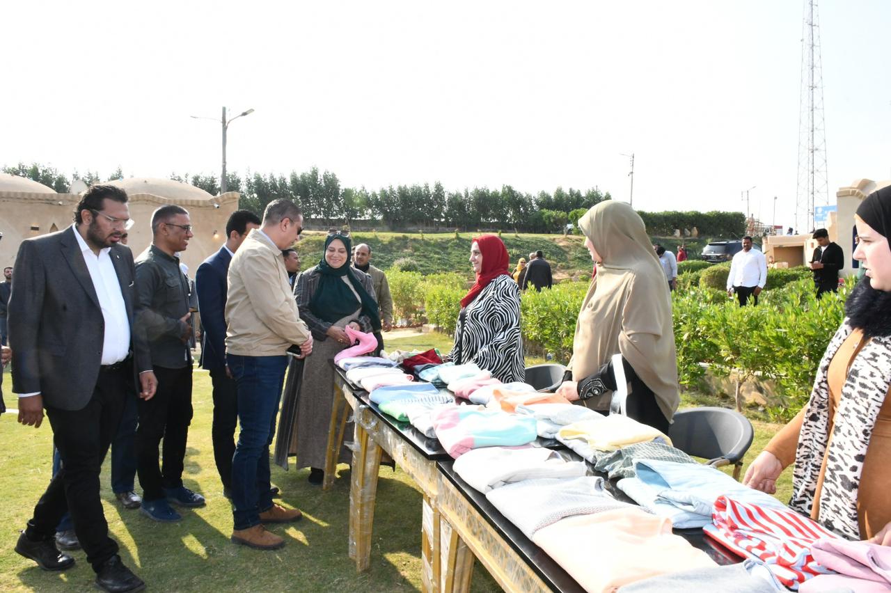 محافظ الفيوم يسلم السيدات شهادات اجتياز الدورة