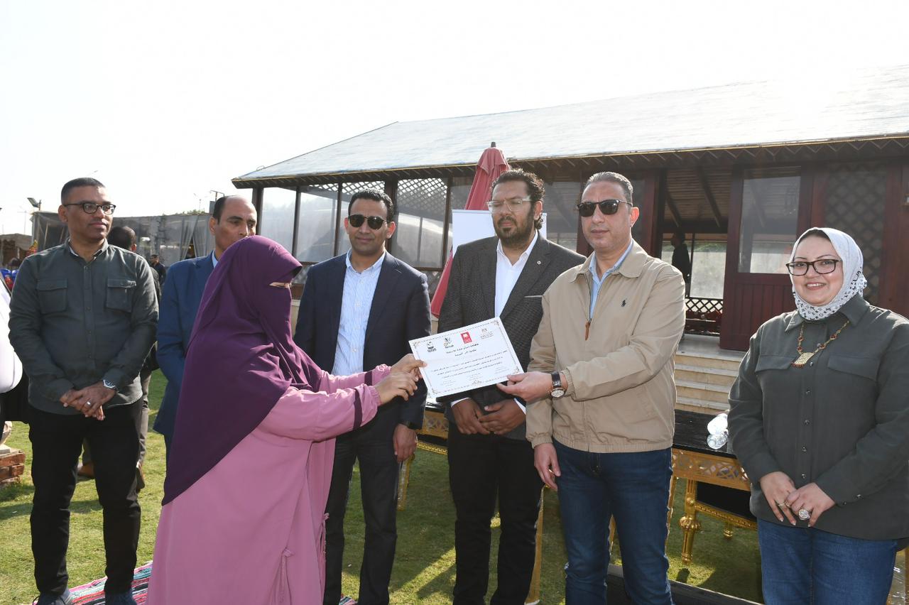 محافظ الفيوم يسلم السيدات شهادات اجتياز الدورة