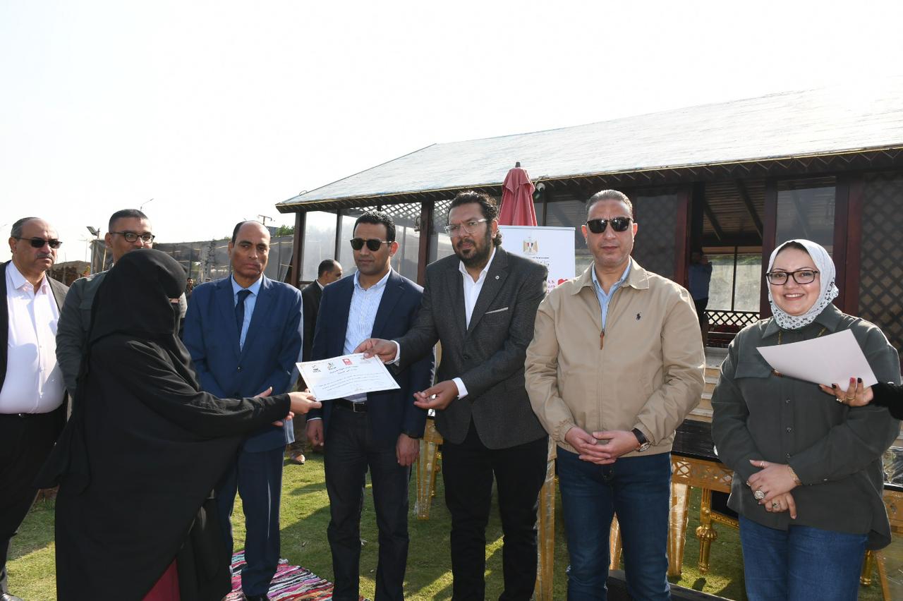 محافظ الفيوم يسلم السيدات شهادات اجتياز الدورة