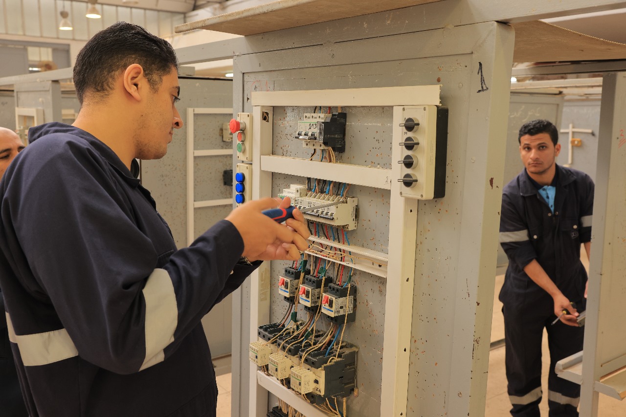 الفريق أسامة ربيع يتفقد مركز التدريب الفني التابع لهيئة قناة السويس، بمحافظة بورسعيد