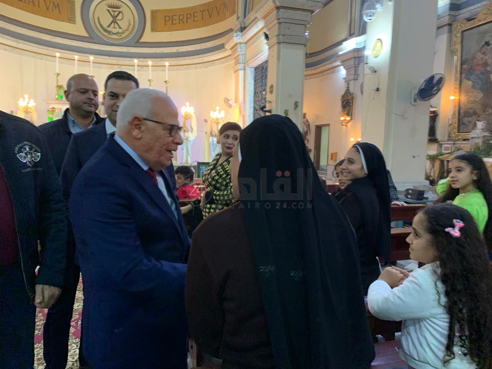 محافظ بورسعيد يزور عدد من الكنائس ويهنئ الكاثوليك بعيد الميلاد المجيد