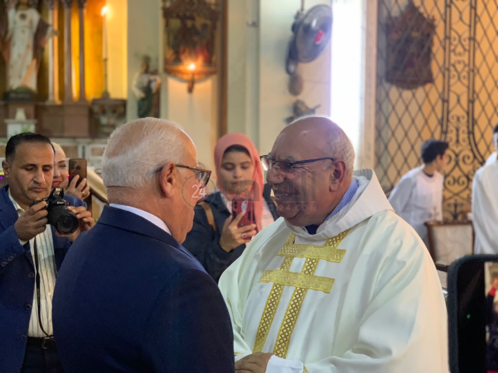 محافظ بورسعيد يزور عدد من الكنائس ويهنئ الكاثوليك بعيد الميلاد المجيد