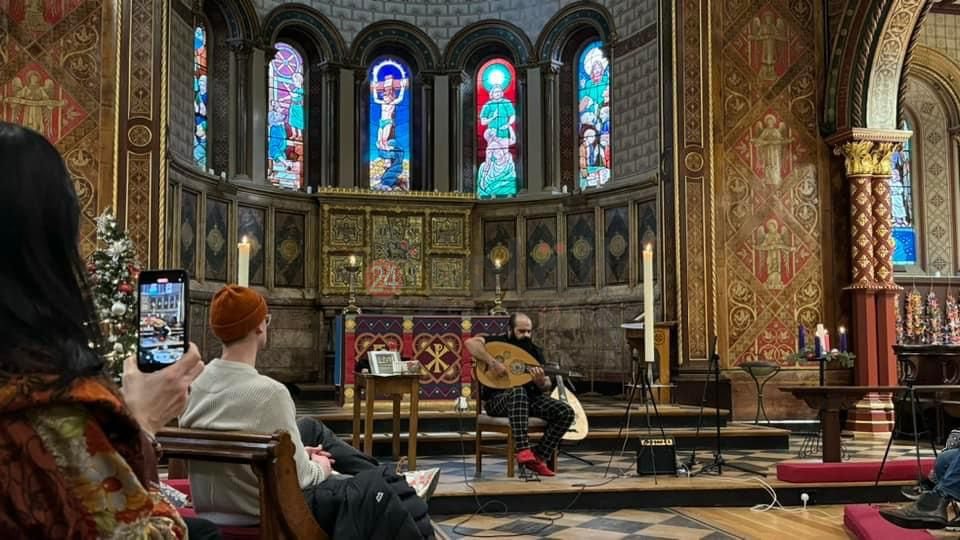 مصري يعزف علي العود